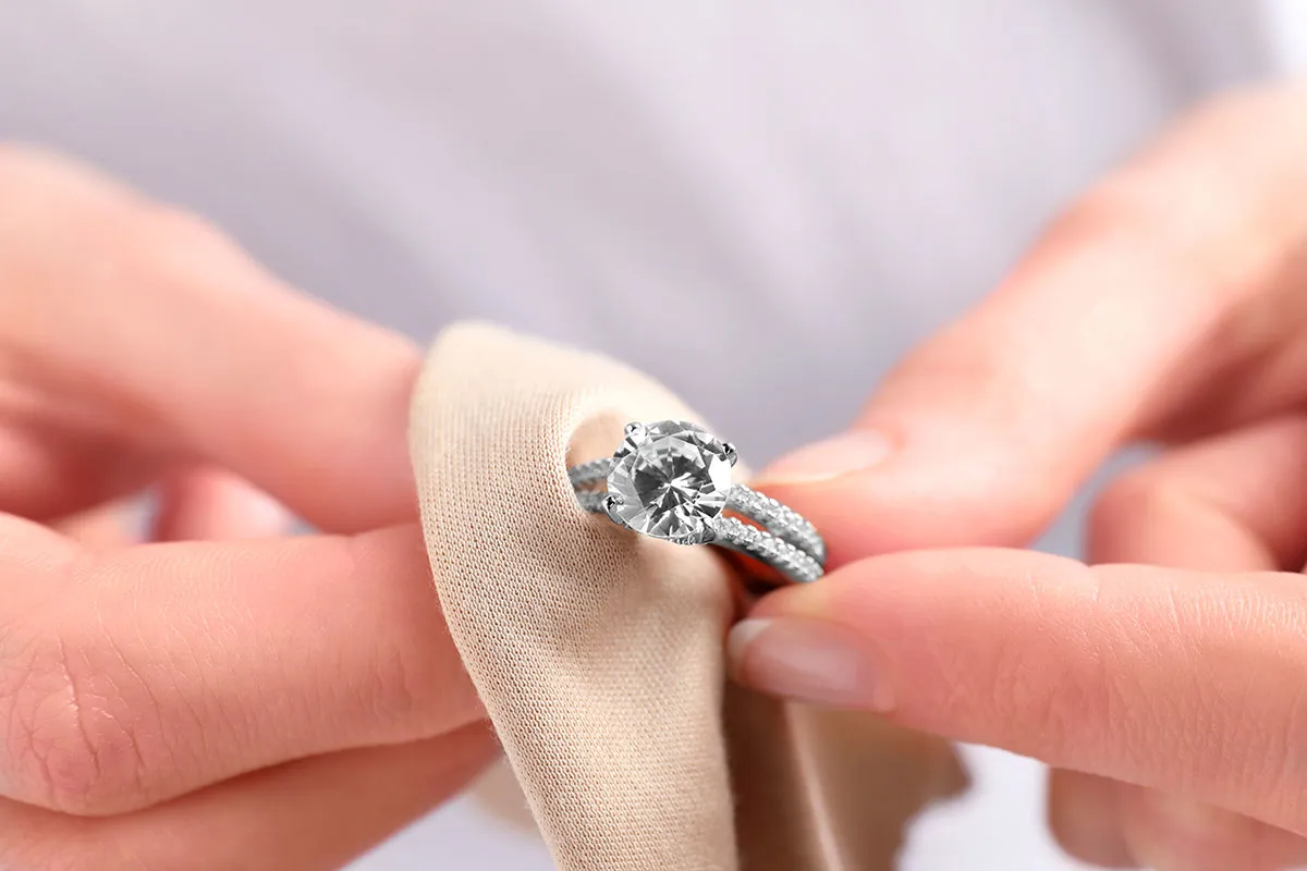 Vergessener Glanz – Schmuckreinigung ganz einfach